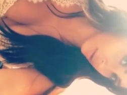 Kardashian migający podczas gorącej podróży