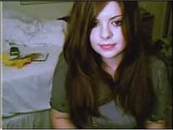 Teen Girl zeigt Brüste und rasierte Muschi auf High Tech Webcam
