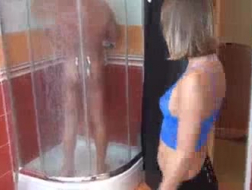Das deutsche Schulmädchen in Bikini-Hure in einem Raum saugt einen Schwanz und wird mit einem Strapon masturbiert und bekommt ihre Muschi mit einem rosa Dildo gefickt