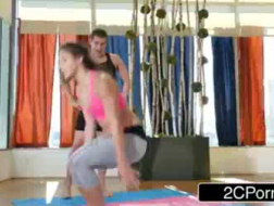Yoga Instructor gibt dem netten jungen Schwarzen Puma Lektionen