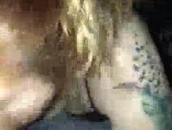 Redhead Slut Caspian Beauty Nicole Aniston Big Culo extendiendo las mejillas en la cama