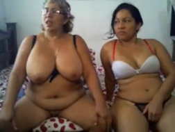 Heiße Latina Milf mit ihren Ehefrauen in einem heißen lesbischen Dreier