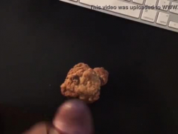 Mimi chupando galletas para que su papá pueda orgasmo