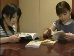 Nydelig japansk student får fitta hennes fylt opp med fitte herjet av to karer samtidig.