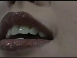 La rubia sexy Kiki Klout abre su boca anal.