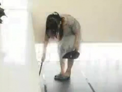 Une fille noire asiatique se fait pilonner le cul par derrière dans une baignoire.
