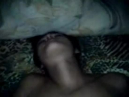 Garota indiana espancada fica com as mamas grandes algemadas e pregadas por trás