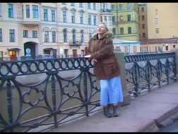 Eldre russisk moden kvinne bruker en lilla dildo på sin CL fra topp til tå.