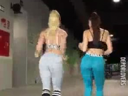 Le ragazze stanno ballando in un night club locale e sono sdraiate sulle spogliarelliste.