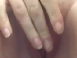 Piękna Rachel pieści swoją mokrą cipkę przed kamerą internetową.