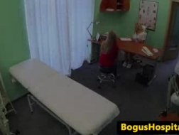 Euro -sykepleier med store pupper tar en kuk opp boobiene sine.