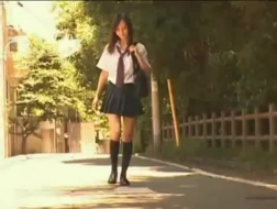 Schattige Japanse tiener krijgt haar schoolmeisje tieten doordrenkt met melk en sperma