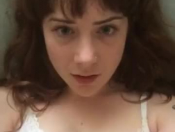 Une fille aux yeux bleus suce une bite et la chevauche dans son lit, pendant l'arrestation.
