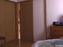 Geile Japanse koppels genieten van een wild triootje in de slaapkamer, voor de camera