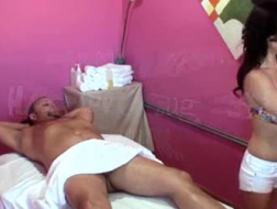 A massagista tailandesa está recebendo uma massagem que a excita mais do que qualquer outra coisa