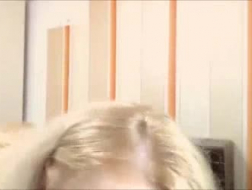 Volwassen babe plaagt webcam terwijl ze op een kerel rijdt