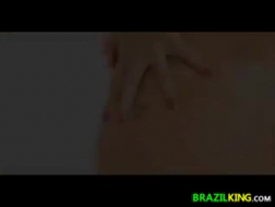 A garota brasileira está usando uma alça e fodendo com sua colega de quarto, no final da tarde