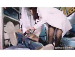 De rondborstige verpleegster heeft een paar van haar patiënten aan de haak geslagen en kon zich niet inhouden om ze te neuken