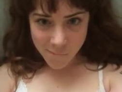 Garota sexy de olhos azuis está sendo fodida no ginásio e chupando a piça de seu parceiro