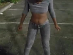 Schwarzes Amateur-Mädchen, Ariella Ferrera spielt mit ihren riesigen Brüsten und Pussy vor der Web-Kamera
