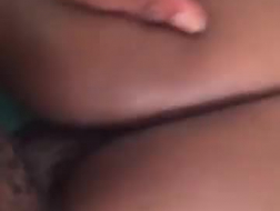 Un couple d'Ebony fait l'amour dans une salle de massage, prêt à avoir un sexe lesbien torride.