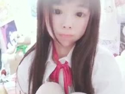 L'adolescente asiatica carina sta allargando i suoi piedi di figa dolce per ottenere un dildo nel suo culo stretto e peloso.