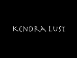 Kendra Jaymes, une femme sexy, porte de la lingerie noire érotique et s'adonne à un ménage à trois.