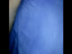 Czarna kobieta ma na sobie seksowną i prowokującą bieliznę przed kamerą internetową