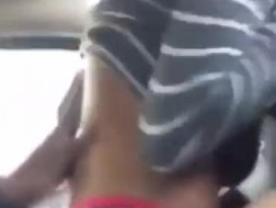 Zoccola dai capelli ricci si fa scopare dal finestrino dell'auto.