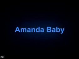 Amanda adolescente fazendo sexo lésbico na cama.