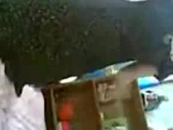 Una ragazza araba prosperosa cerca sesso esotico davanti alla telecamera, perché ha bisogno di soldi.