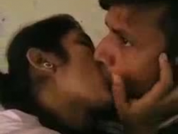 Ragazze sexy si baciano e fanno l'amore con i loro fidanzati in un giorno di pioggia.