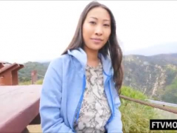 Harige Aziatische MILF berijdt het grote stuk gereedschap van haar minnaar in een zelfgemaakte pornovideo