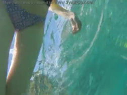Рики плавание сеть пляж голая соблазнительница мачеха трет свою пизду во время просмотра веб-камеры.