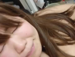 La sexy adolescente japonesa va en solitario y la toma por el culo.