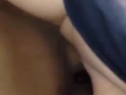Uma adolescente gostosa está montando um pau duro como uma puta, enquanto seu namorado a observa.
