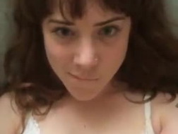 Puta pija de ojos azules siendo bombeada por su amiga lesbiana.
