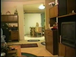Две зрелые бабушки и молодой парень занимаются диким сексом на полу в своем молодом доме.