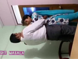 Bedårende indisk tenåringsbabe med en sexy skikkelse forfører en pigg til å gi henne kuse av hjemmet.