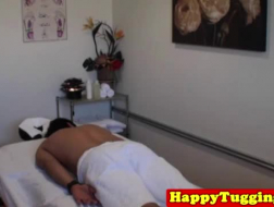 O massagista asiático peitudo ministra o traseiro e dá a cabeça antes do titjob.