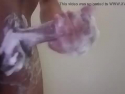 Mydlana laska obciąga kutasa i jest rżnięta w twarz
