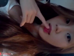 Asiatique sexy en bottes Boule baise sa chatte humide sur webcam