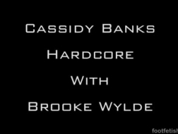 Cassidy Banks recibe doble golpe por dos máquinas Bizzare Fucking.