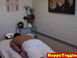 Busty azjatycka masażystka ssąca swojego klienta