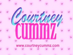 Courtney Cummz è in ginocchio succhiando il cazzo del patrigno e riempie la sua figa bagnata gocciolante.