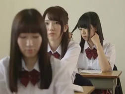 I giovani ragazze giapponesi stanno avendo orgasmi mentre giocano con i capezzoli, davanti alla telecamera.