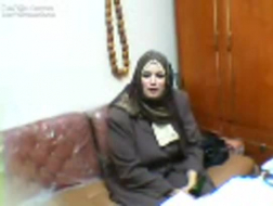 Hot tatuada, la mujer árabe está follada debajo del vestuario, mientras nadie está mirando.