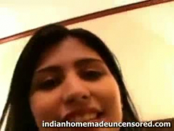 Indian Green India Slut aime se mettre à genoux et sucer une bite dans un lieu public