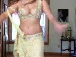 Surpreendente mulher árabe com enormes jarros de leite está pronta para nos mostrar as cordas do sexo anal