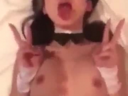 Carina ragazza asiatica sta cavalcando un cazzo grasso e cercando di succhiare il suo grosso cazzo.